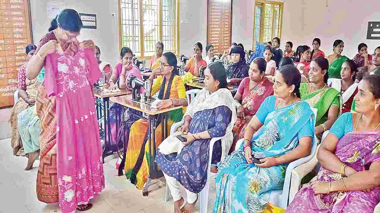 శిక్షణ సరే.. కుట్టు మిషన్లు ఎక్కడ? 