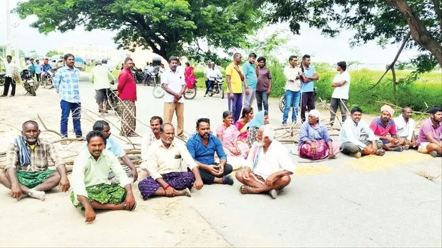 మక్కలు కొనాలని రోడ్డెక్కిన రైతులు