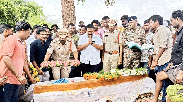 ప్రభుత్వ లాంఛనాలతో జవాన్‌ అంత్యక్రియలు