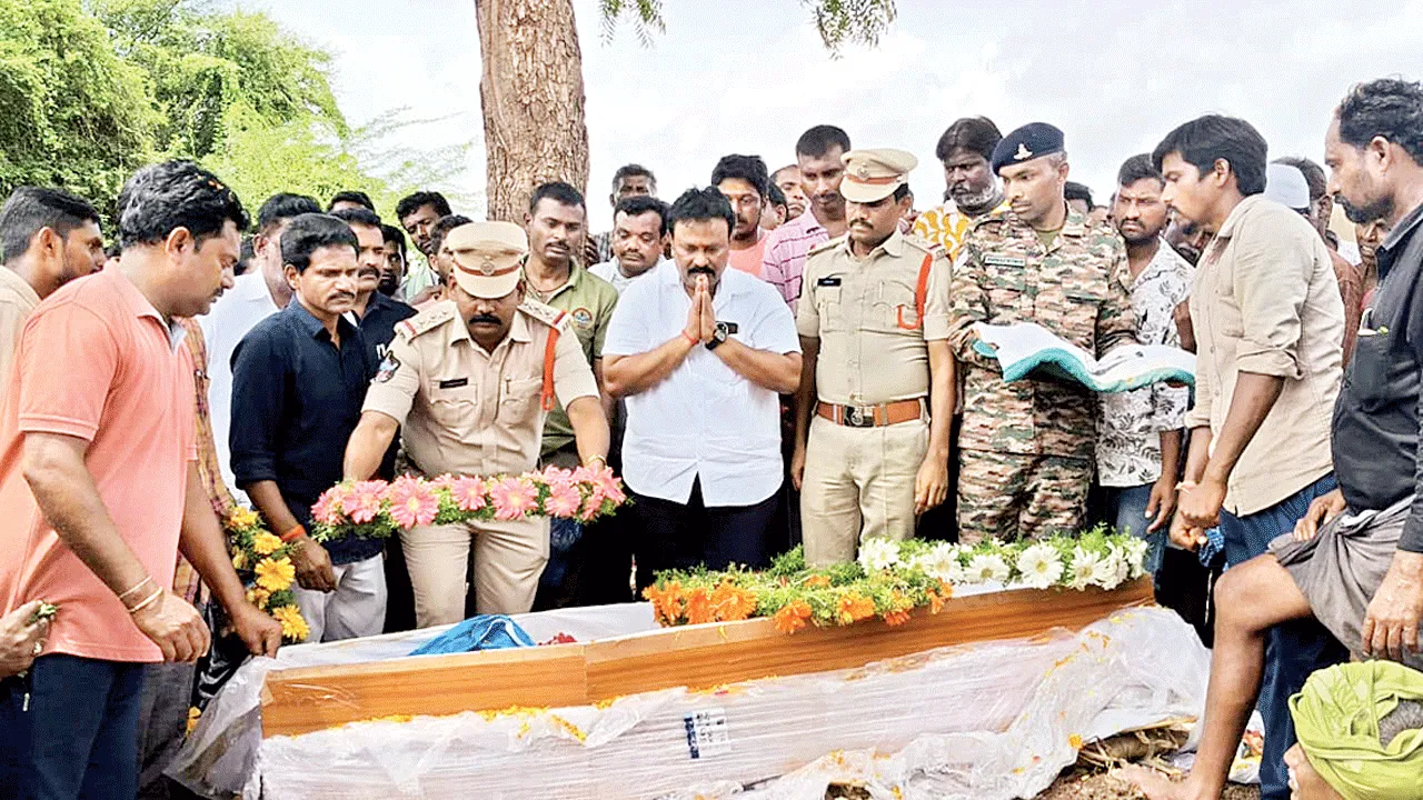 ప్రభుత్వ లాంఛనాలతో జవాన్‌ అంత్యక్రియలు