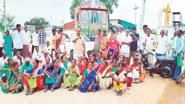  వేరుశనగ విత్తనాలు ఇస్తలేరని రోడ్డెక్కిన రైతులు