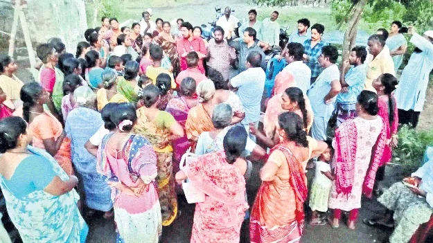 20ఏళ్లుగా ఇక్కడే ఉంటున్నాం.   ఖాళీ చేయమంటే ఎక్కడికి వెళ్తాం