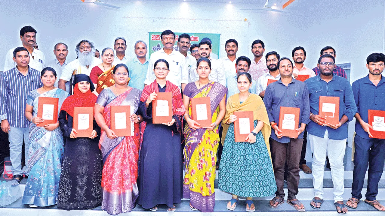 చిన్నారుల బంగారు భవితకు బాటలు వేయాలి