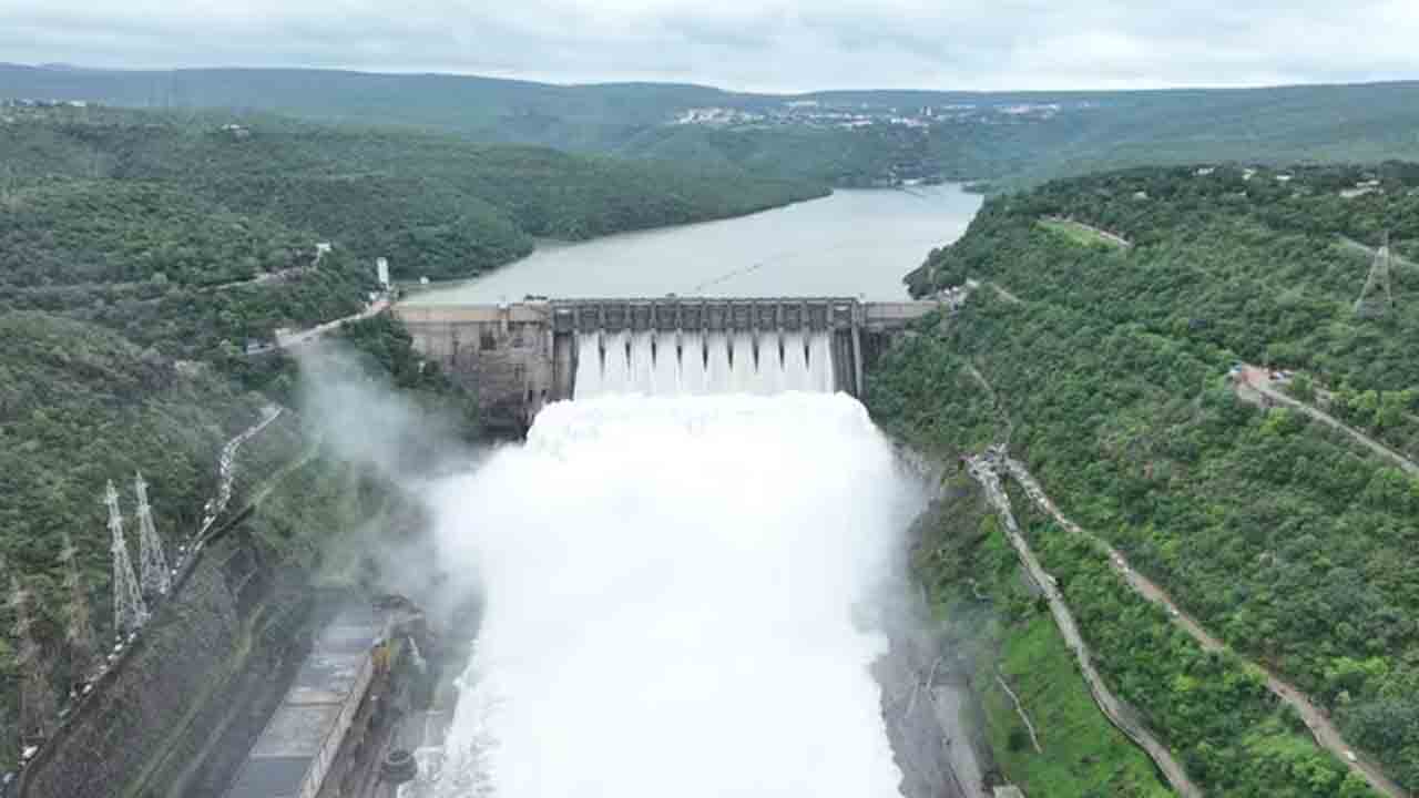 Srisailam Flood Water: శ్రీశైలం జలాశయానికి పోటెత్తిన వరద..