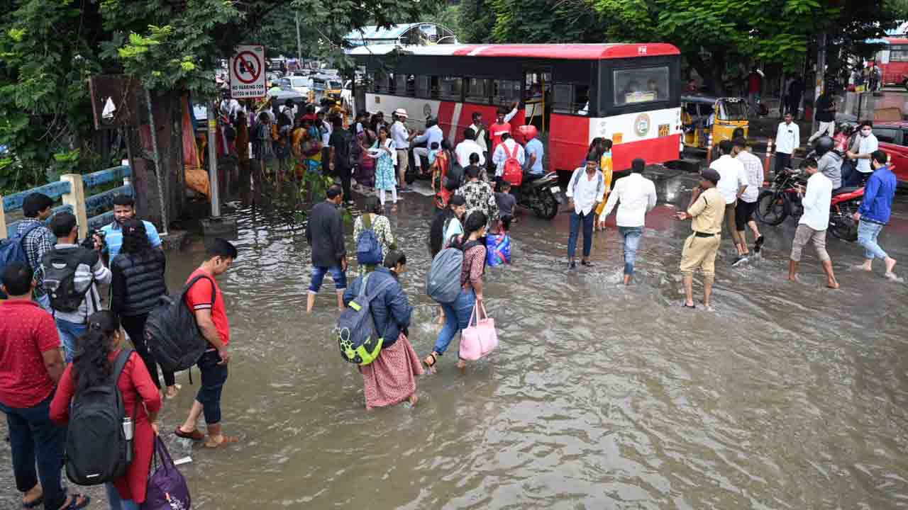 Flood Hits MGBS: హైదరాబాద్‌లో భారీ వర్షాలు.. జలదిగ్బంధంలో ఎమ్‌జీబీఎస్‌.. 