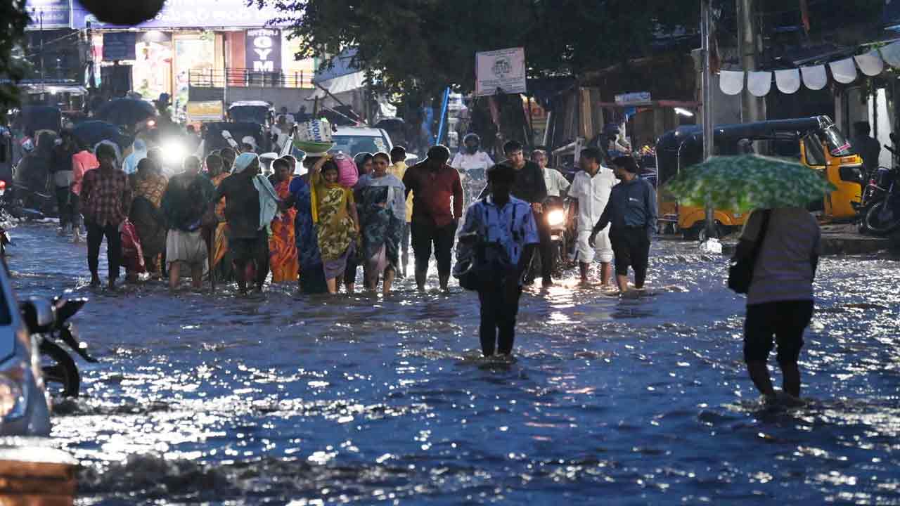 Hyderabad Heavy Rains: హైదరాబాద్‌ను ముంచెత్తిన భారీ వర్షం..