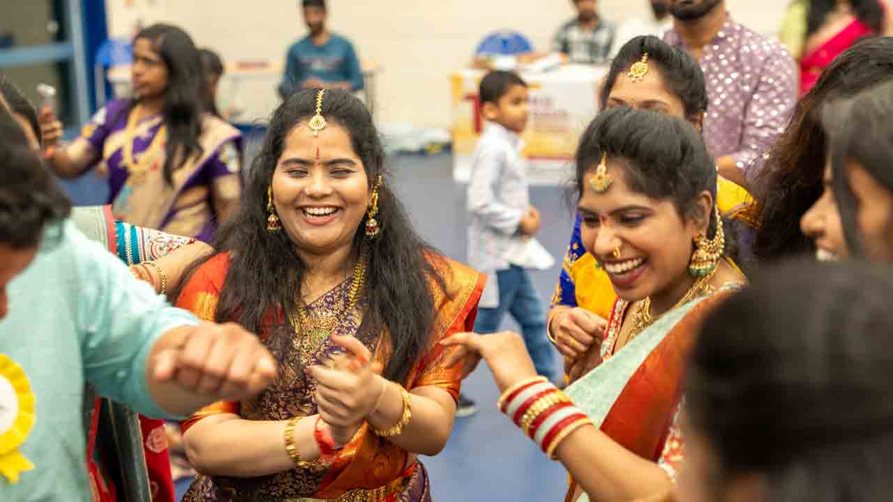 Bathukamma Festival with Grandeur: లూటన్‌లో ఘనంగా బతుకమ్మ వేడుకలు..