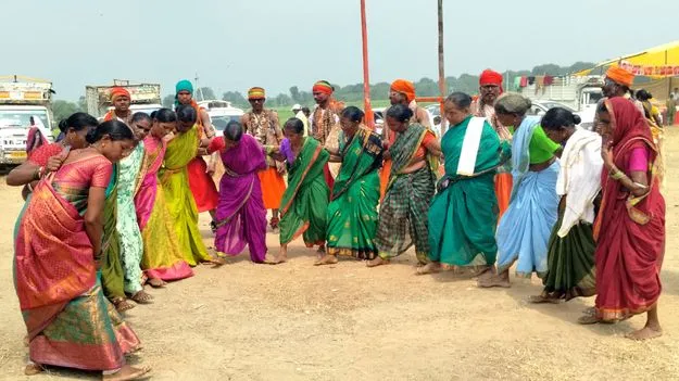 పద్మల్‌పురి కాకో ఆలయంలో దండారి సందడి