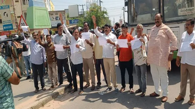 బీసీ సంఘాల రాస్తారోకో  