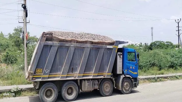 టిప్పర్లతో తిప్పలు