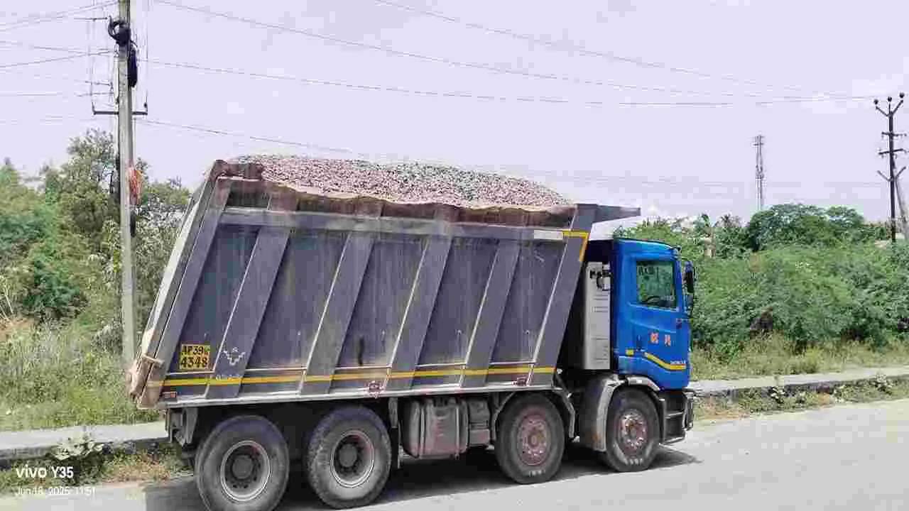 టిప్పర్లతో తిప్పలు