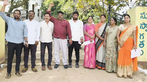  సమావేశాన్ని బహిష్కరించిన కౌన్సిలర్లు