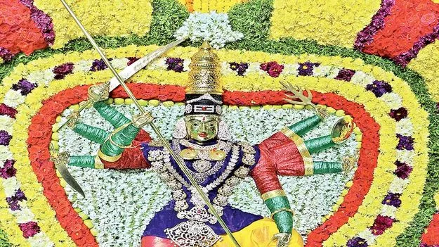 నిజరూపాలంకరణలో భ్రామరి