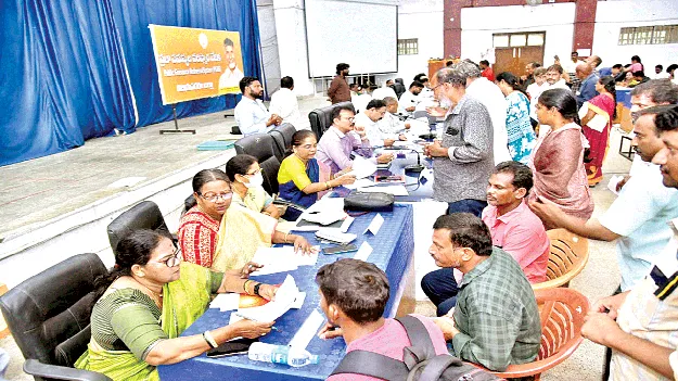  సకాలంలో ఫిర్యాదులు పరిష్కరించాలి