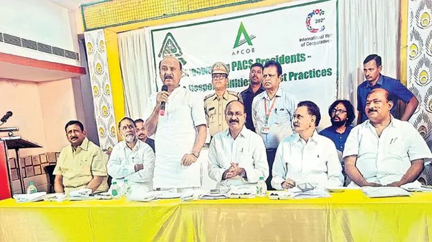 రైతులకు విరివిగా రుణాలు ఇవ్వాలి