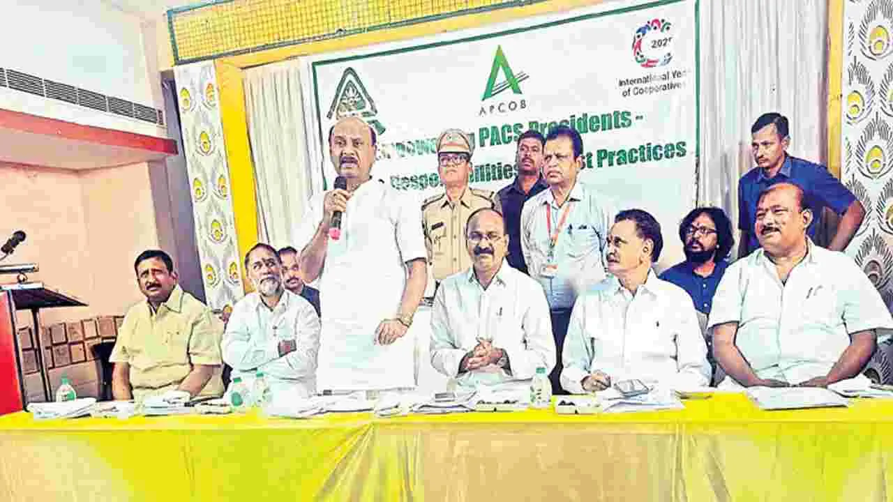 రైతులకు విరివిగా రుణాలు ఇవ్వాలి