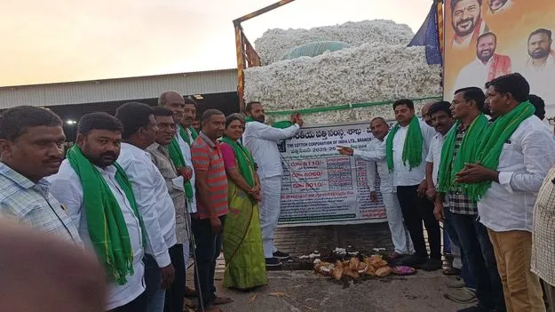 కొనుగోలు కేంద్రాల్లోనే పత్తి విక్రయించాలి