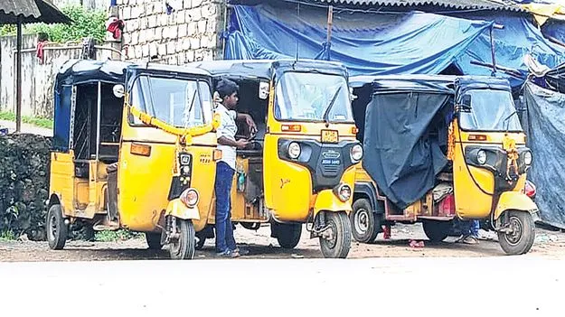 4,217 మంది ఆటోవాలలకు ‘వాహన మిత్ర’ 