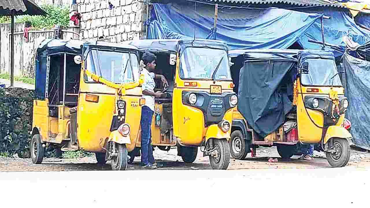 4,217 మంది ఆటోవాలలకు ‘వాహన మిత్ర’