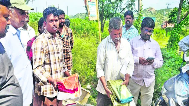 ఆర్టీసీ డ్రైవర్‌ నిర్లక్ష్యం.. టైరు కిందపడి చిరిగిన చీరలు