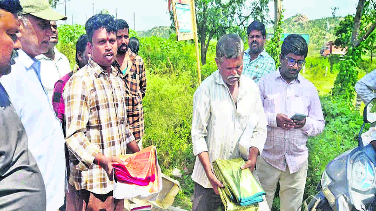 ఆర్టీసీ డ్రైవర్‌ నిర్లక్ష్యం.. టైరు కిందపడి చిరిగిన చీరలు