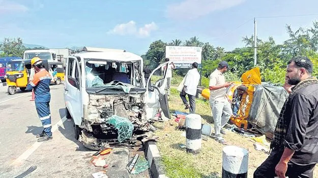 రక్తమోడిన రహదారి