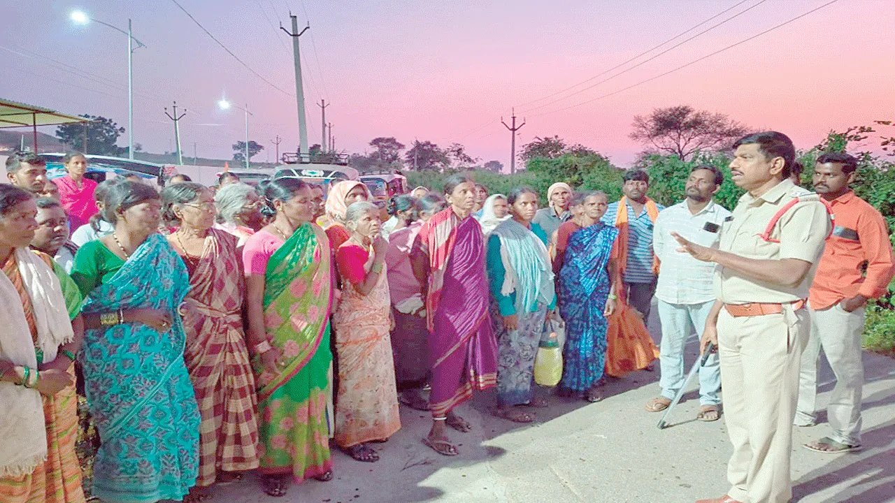 గూడ్స్‌ వాహనాల్లో ప్రజలను తరలించొద్దు 