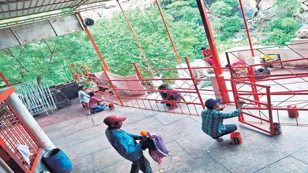 బ్రహ్మోత్సవాలకు ఆలయం ముస్తాబు 