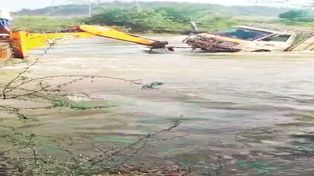  వాగులో కొట్టుకుపోయిన బొలెరో