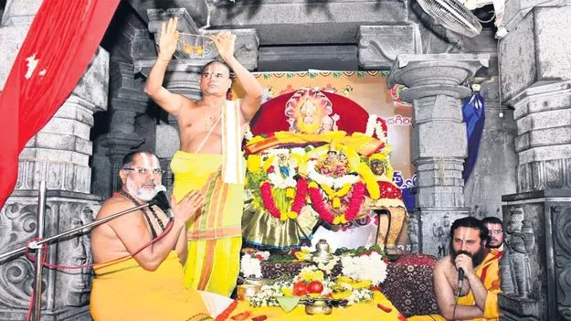 శాస్త్రోక్తంగా నిత్య పూజలు