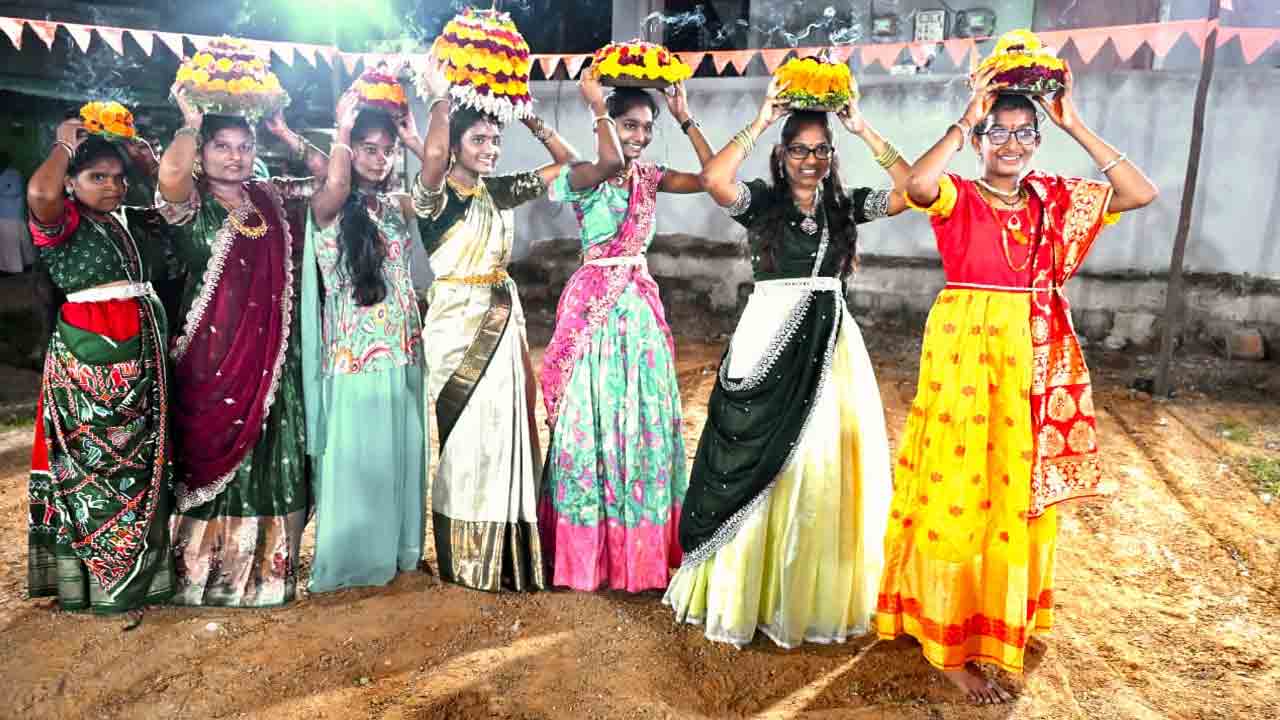 Bathukamma Celebrations: అత్యంత ఘనంగా 10వ రోజు పెద్ద బతుకమ్మ సంబరాలు..