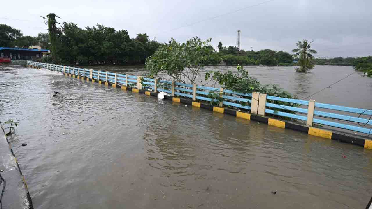 Flood Hits MGBS: హైదరాబాద్‌లో భారీ వర్షాలు.. జలదిగ్బంధంలో ఎమ్‌జీబీఎస్‌.. 