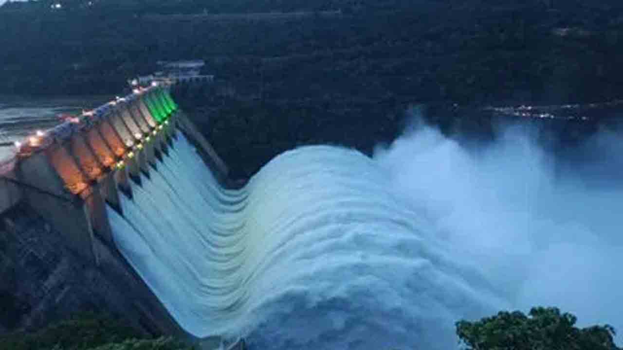 Srisailam Flood Water: శ్రీశైలం జలాశయానికి పోటెత్తిన వరద..