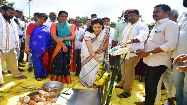 Karimnagar:  కొనుగోలు కేంద్రాల్లోనే ధాన్యం విక్రయించాలి 
