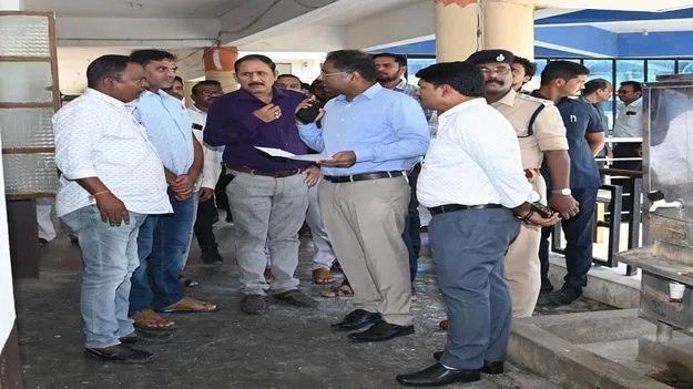 Peddapalli:   స్ట్రాంగ్‌ రూంలను పరిశీలించిన కలెక్టర్‌