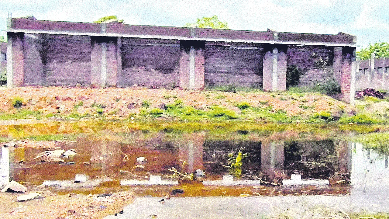 అర్ధంతరంగా ఆగిన రైతుబజార్‌ నిర్మాణం