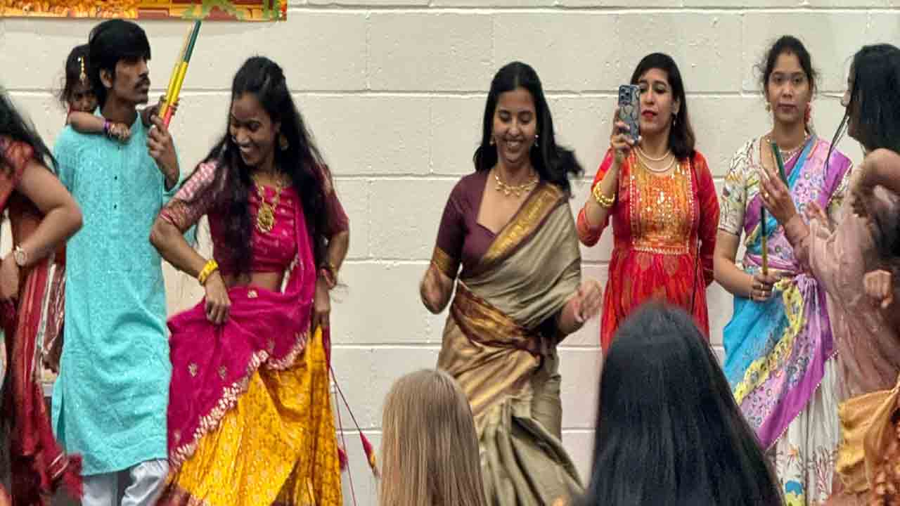 Bathukamma Festival with Grandeur: లూటన్‌లో ఘనంగా బతుకమ్మ వేడుకలు..