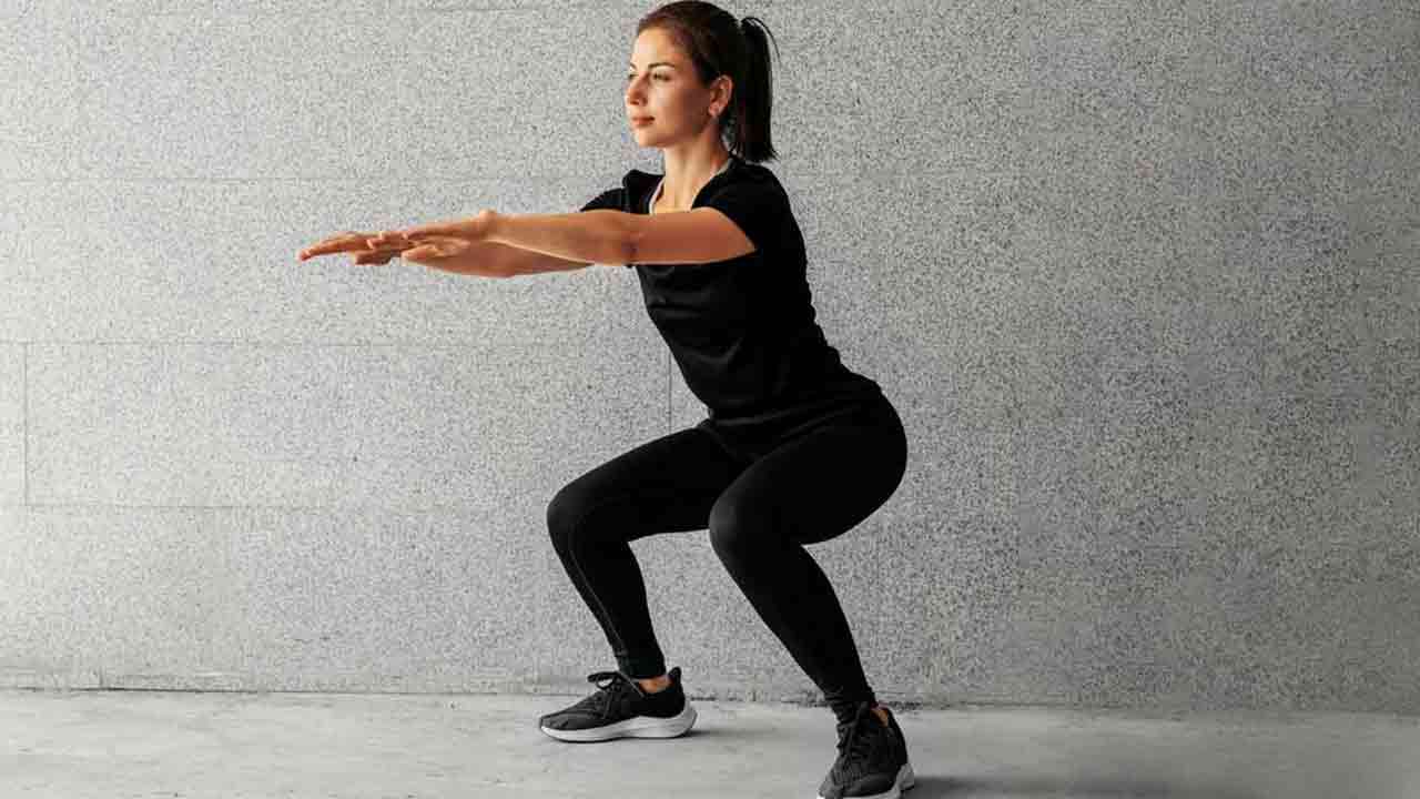 Home Workouts: ఇంట్లో ఉండే బరువు తగ్గడానికి ఇవి చేయండి..