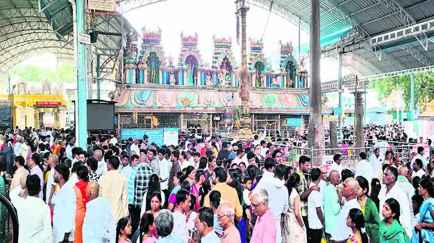GOD: భక్తులతో కిటకిటాడిన ఖాద్రీశుడి ఆలయం