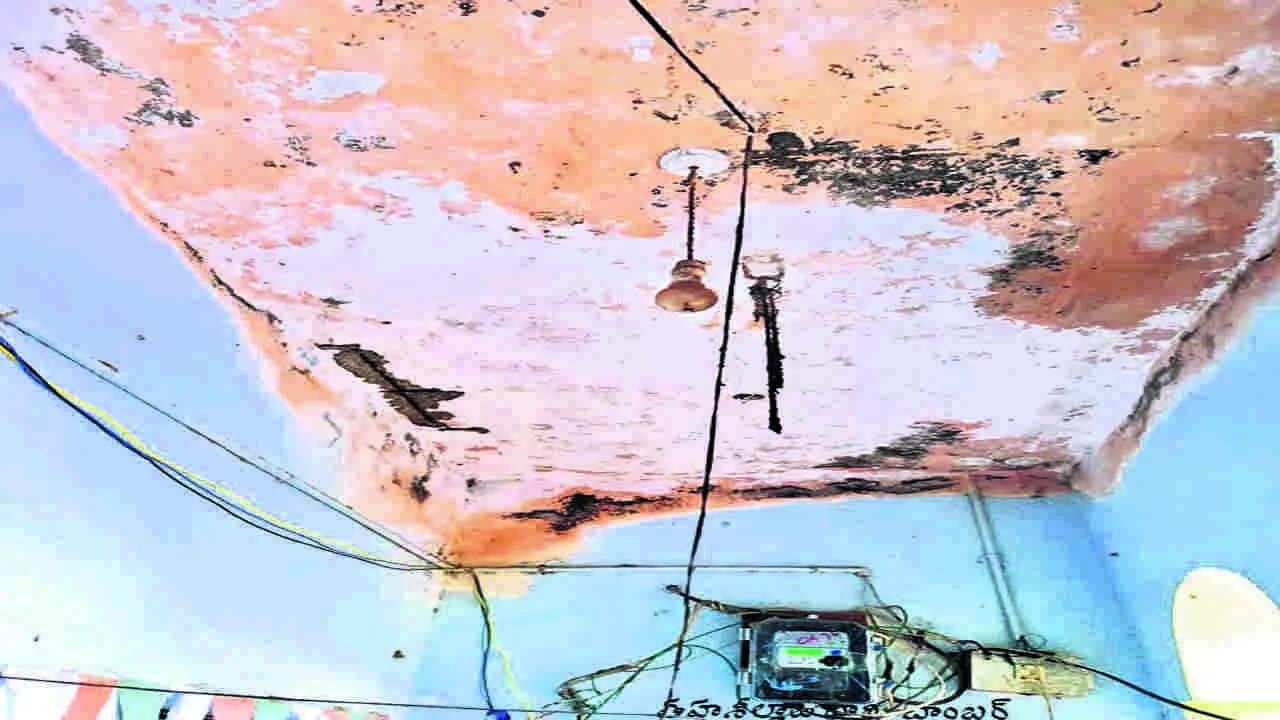 OFFICES: పెచ్చులూడుతున్న కార్యాలయాలు