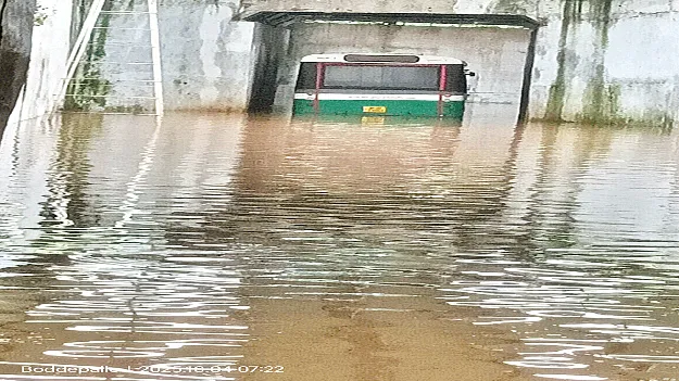 వరదనీటిలో నిలిచిన ఆర్టీసీ బస్సు