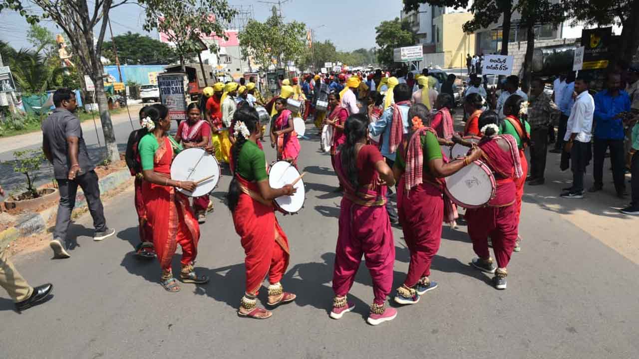 Ande Sri Final Rites:  ప్రభుత్వ లాంఛనాలతో కవి అందెశ్రీ అంత్యక్రియలు.. పాడె మోసిన ముఖ్యమంత్రి రేవంత్..