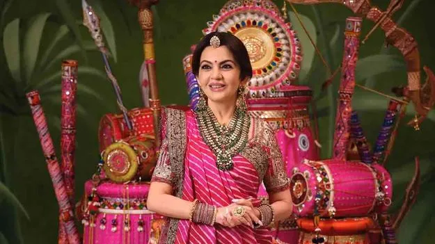 Nita Ambani Dazzles: లెహరాయీ నవరంగ్‌ లెహంగా