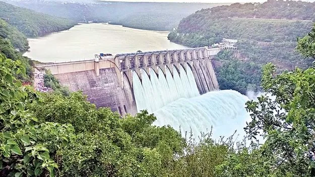  శ్రీశైలానికి స్వల్పంగా తగ్గిన వరద 