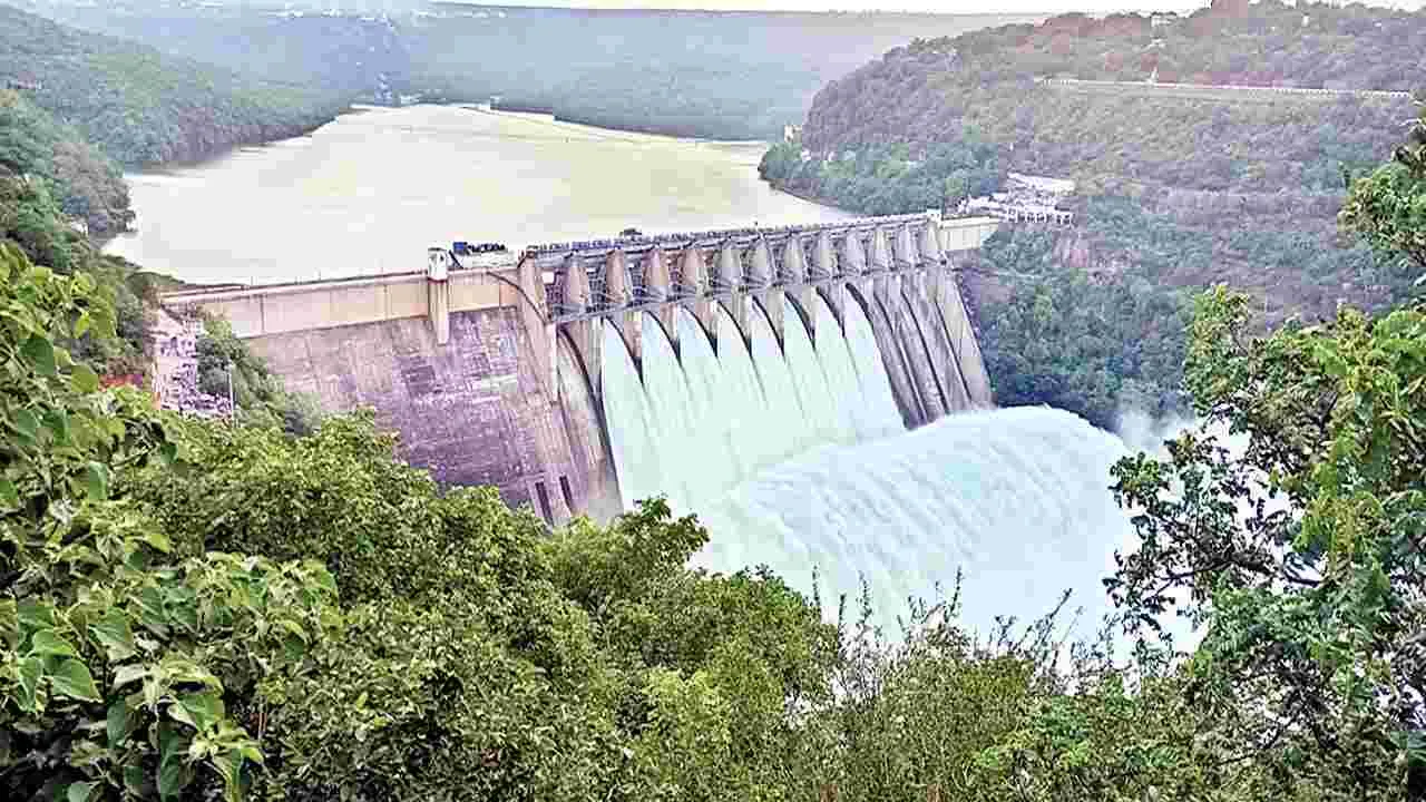 శ్రీశైలానికి స్వల్పంగా తగ్గిన వరద