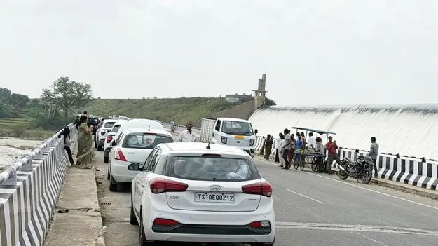  డిండి ప్రాజెక్టు వద్ద పర్యాటకుల సందడి