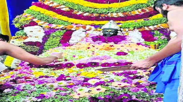 GOD: వాసవీమాతకు పుష్పాభిషేకం