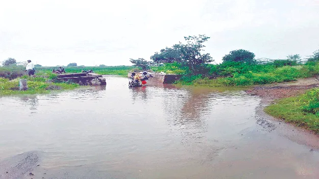 ఆర్డీఎస్‌ కాలువకు లీకేజీ రోడ్డుపైకి చేరిన సాగునీరు
