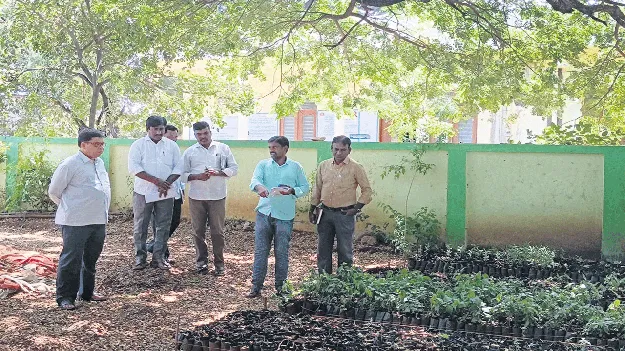 ఉపాధి హామీ పనుల్లో నిర్లక్ష్యం వహిస్తే చర్యలు