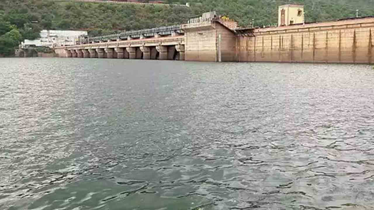 Srisailam Flood Water: శ్రీశైలం జలాశయానికి పోటెత్తిన వరద..